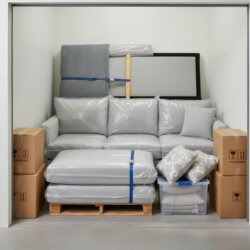 stocker canape (1) canapé rangé et bien emballé dans un box de stockage