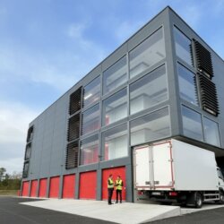 professionnels gestion logistique centre annexx avec un camion au quai de déchargement et 2 personnes qui discutent