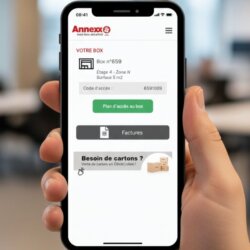 espace client téléphone sur l'espace client dans la main de quelqu'un vu de haut