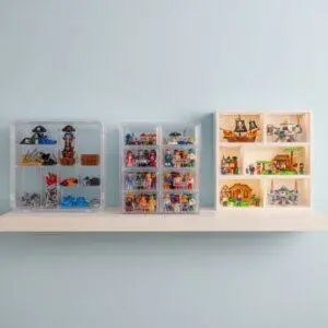 playmobil rangés sur une étagère