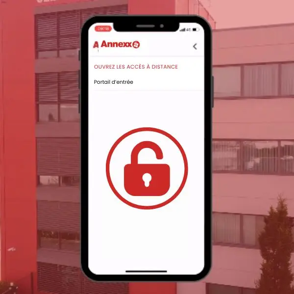téléphone avec l'application pour ouvrir le portail