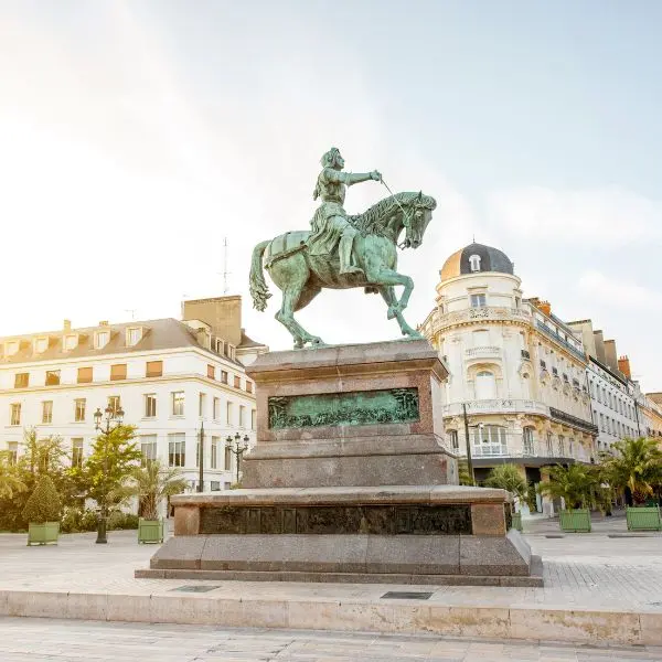 place centrale d'Orléans avec une statue de Jeanne d'Arc
