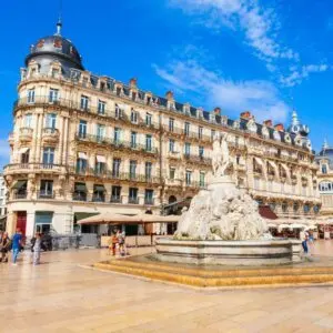 Place avec fontaine à Montpellier