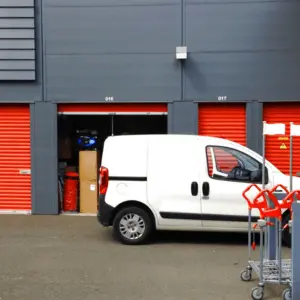 camionnette devant un box