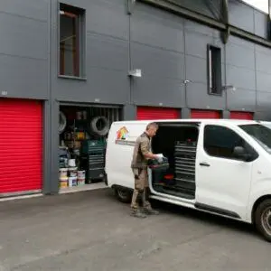 Artisan et sa camionnette entrain de récupérer du matériel dans son box