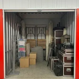 box avec du matériel saisonnier de stocké