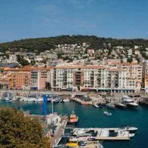 ville de cannes vue de loin sur la côte