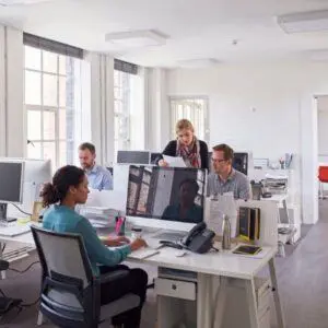 bureau bien rangé avec des personnes qui travaillent