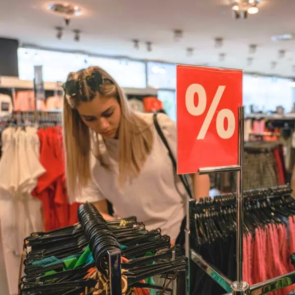 personne entrain de faire du shopping pendant les soldes