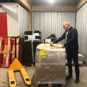 personne entrain de ranger et réceptionner de la marchandise dans un box