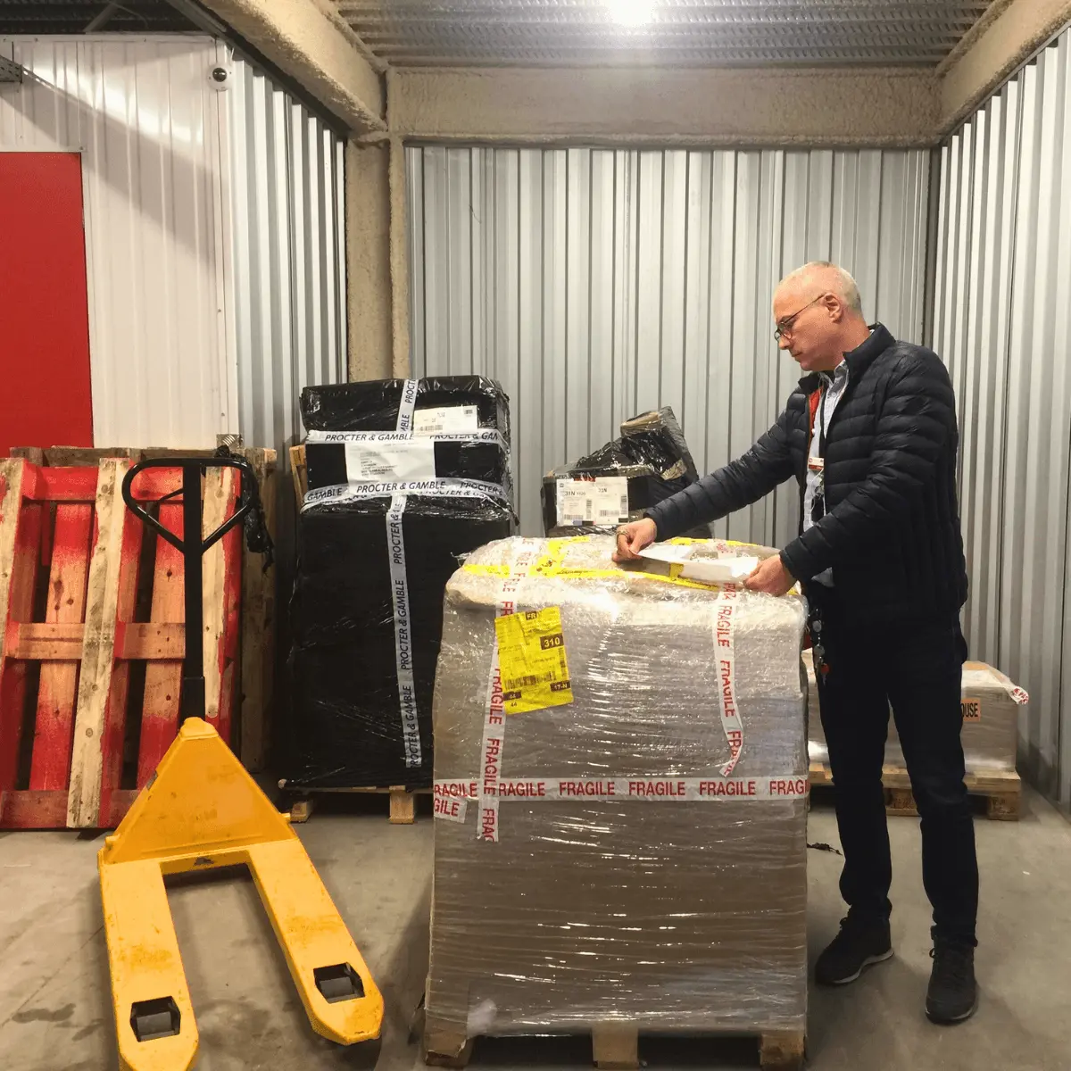 personne entrain de ranger et réceptionner de la marchandise dans un box