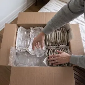 personne entrain de faire ses cartons de vaisselles