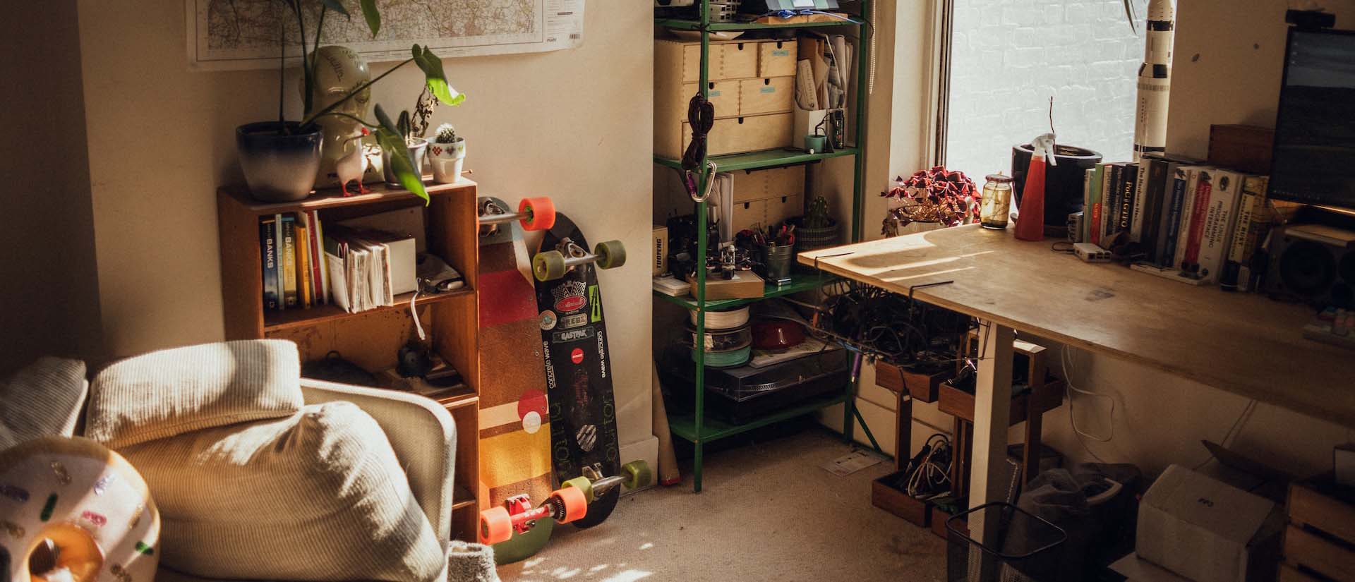 Bannière d'une pièce encombrée de matériel